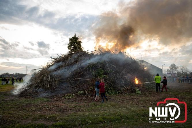 Paasvuur in Oosterwolde GLD trekt veel bezoekers uit de regio  - &copy; NWVFoto.nl