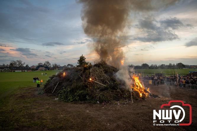 Paasvuur in Oosterwolde GLD trekt veel bezoekers uit de regio  - &copy; NWVFoto.nl