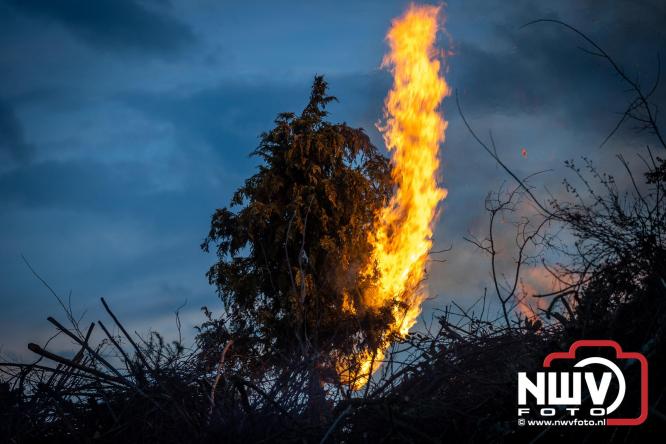 Paasvuur in Oosterwolde GLD trekt veel bezoekers uit de regio  - &copy; NWVFoto.nl