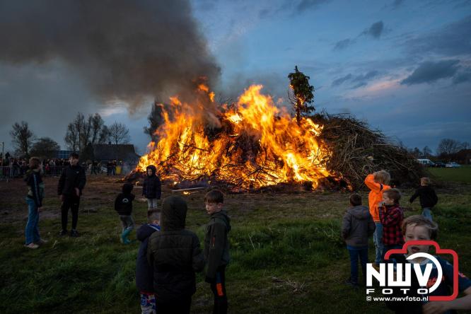 Paasvuur in Oosterwolde GLD trekt veel bezoekers uit de regio  - &copy; NWVFoto.nl