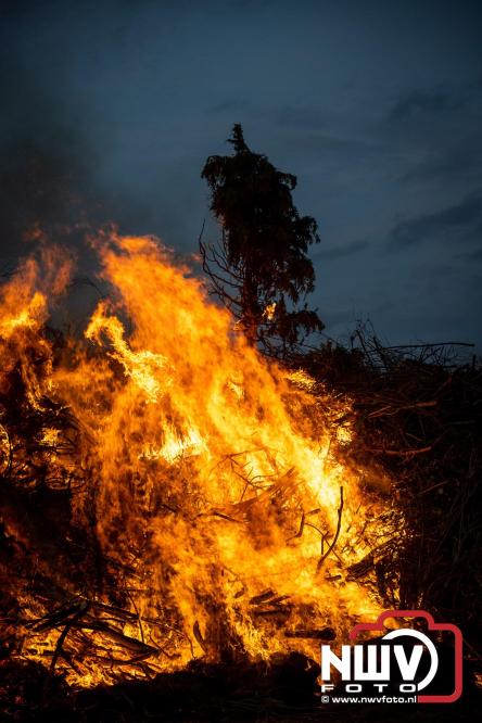 Paasvuur in Oosterwolde GLD trekt veel bezoekers uit de regio  - &copy; NWVFoto.nl