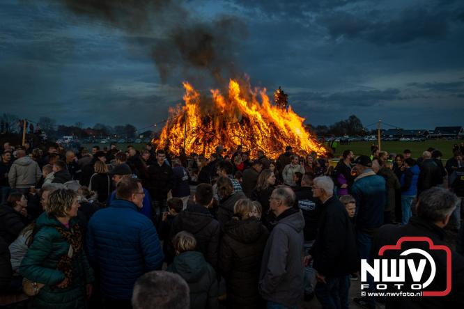 Paasvuur in Oosterwolde GLD trekt veel bezoekers uit de regio  - &copy; NWVFoto.nl