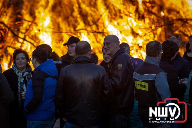 Paasvuur in Oosterwolde GLD trekt veel bezoekers uit de regio  - &copy; NWVFoto.nl