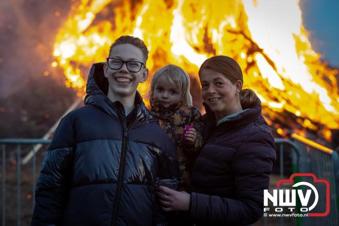 Paasvuur in Oosterwolde GLD trekt veel bezoekers uit de regio  - &copy; NWVFoto.nl