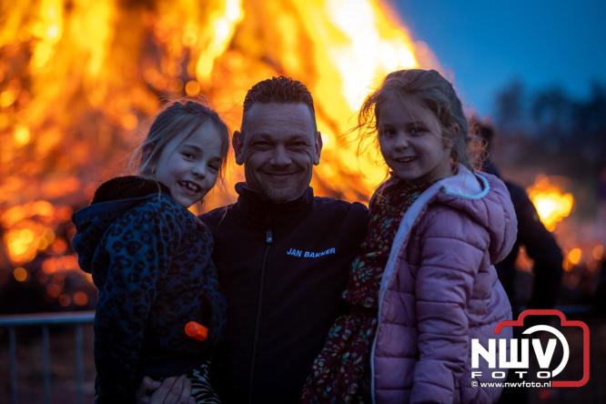Paasvuur in Oosterwolde GLD trekt veel bezoekers uit de regio  - &copy; NWVFoto.nl