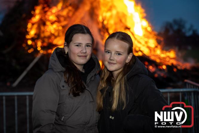 Paasvuur in Oosterwolde GLD trekt veel bezoekers uit de regio  - &copy; NWVFoto.nl
