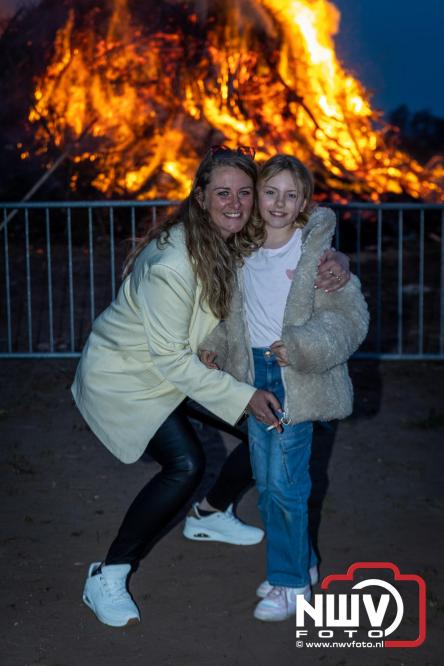 Paasvuur in Oosterwolde GLD trekt veel bezoekers uit de regio  - &copy; NWVFoto.nl