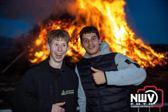 Paasvuur in Oosterwolde GLD trekt veel bezoekers uit de regio  - &copy; NWVFoto.nl
