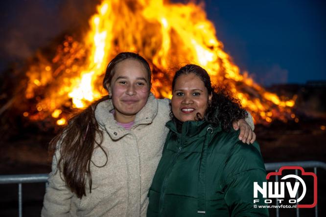 Paasvuur in Oosterwolde GLD trekt veel bezoekers uit de regio  - &copy; NWVFoto.nl