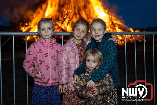 Paasvuur in Oosterwolde GLD trekt veel bezoekers uit de regio  - &copy; NWVFoto.nl