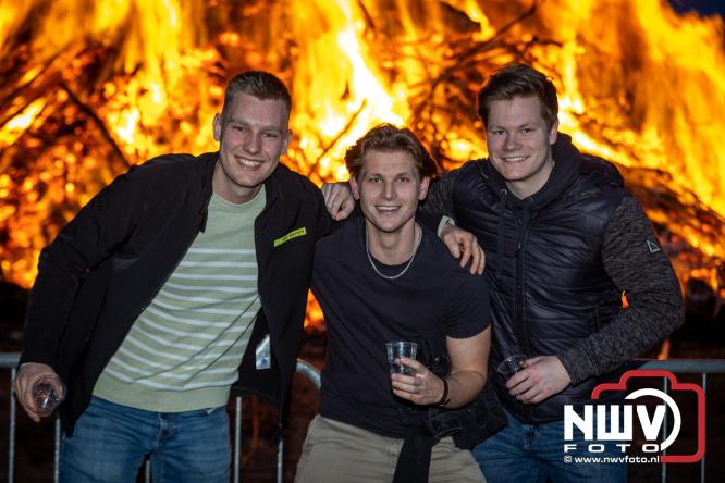 Paasvuur in Oosterwolde GLD trekt veel bezoekers uit de regio  - &copy; NWVFoto.nl