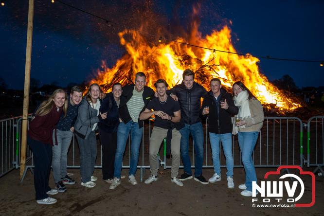 Paasvuur in Oosterwolde GLD trekt veel bezoekers uit de regio  - &copy; NWVFoto.nl
