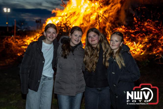 Paasvuur in Oosterwolde GLD trekt veel bezoekers uit de regio  - &copy; NWVFoto.nl