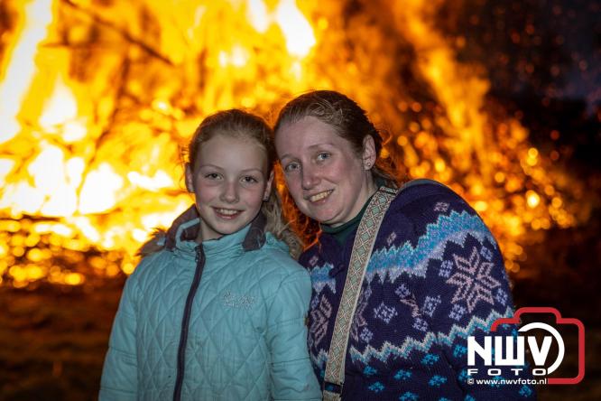 Paasvuur in Oosterwolde GLD trekt veel bezoekers uit de regio  - &copy; NWVFoto.nl