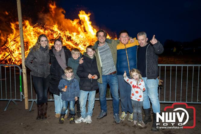 Paasvuur in Oosterwolde GLD trekt veel bezoekers uit de regio  - &copy; NWVFoto.nl