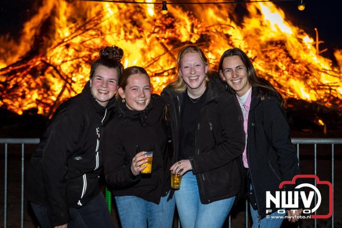 Paasvuur in Oosterwolde GLD trekt veel bezoekers uit de regio  - &copy; NWVFoto.nl