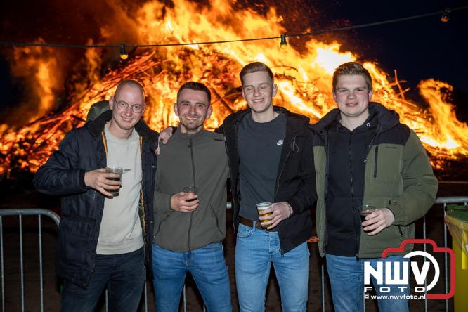 Paasvuur in Oosterwolde GLD trekt veel bezoekers uit de regio  - &copy; NWVFoto.nl