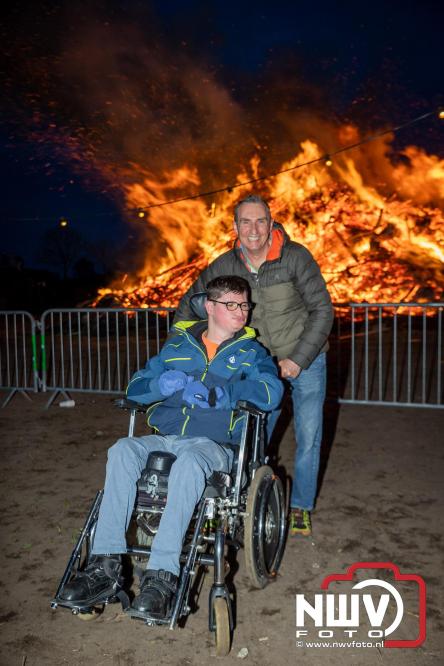 Paasvuur in Oosterwolde GLD trekt veel bezoekers uit de regio  - &copy; NWVFoto.nl
