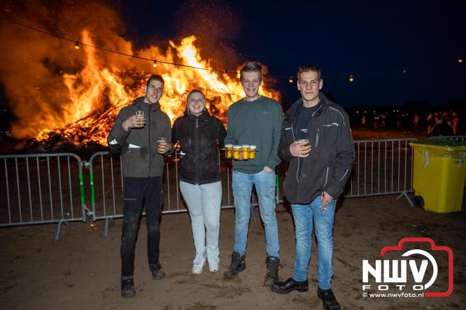 Paasvuur in Oosterwolde GLD trekt veel bezoekers uit de regio  - &copy; NWVFoto.nl