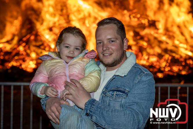 Paasvuur in Oosterwolde GLD trekt veel bezoekers uit de regio  - &copy; NWVFoto.nl