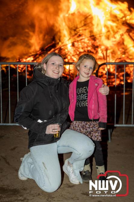 Paasvuur in Oosterwolde GLD trekt veel bezoekers uit de regio  - &copy; NWVFoto.nl