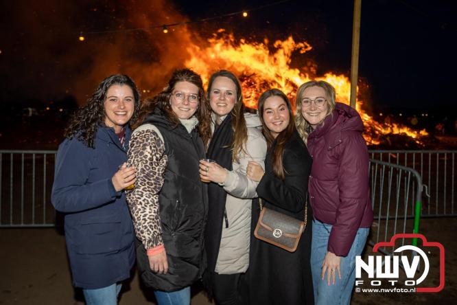 Paasvuur in Oosterwolde GLD trekt veel bezoekers uit de regio  - &copy; NWVFoto.nl