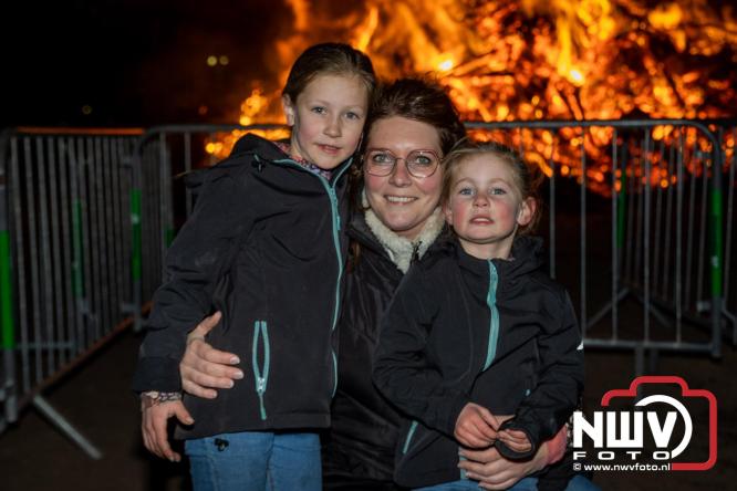 Paasvuur in Oosterwolde GLD trekt veel bezoekers uit de regio  - &copy; NWVFoto.nl