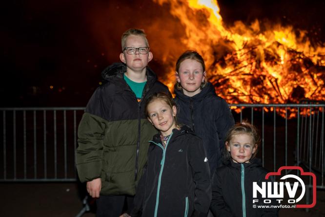 Paasvuur in Oosterwolde GLD trekt veel bezoekers uit de regio  - &copy; NWVFoto.nl