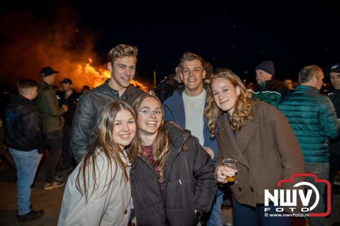 Paasvuur in Oosterwolde GLD trekt veel bezoekers uit de regio  - &copy; NWVFoto.nl