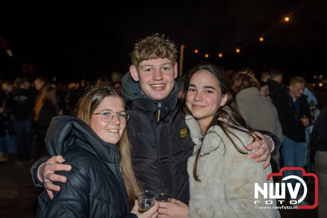 Paasvuur in Oosterwolde GLD trekt veel bezoekers uit de regio  - &copy; NWVFoto.nl