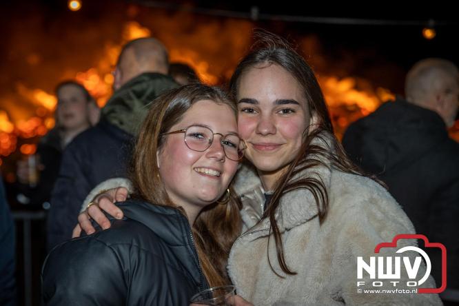 Paasvuur in Oosterwolde GLD trekt veel bezoekers uit de regio  - &copy; NWVFoto.nl