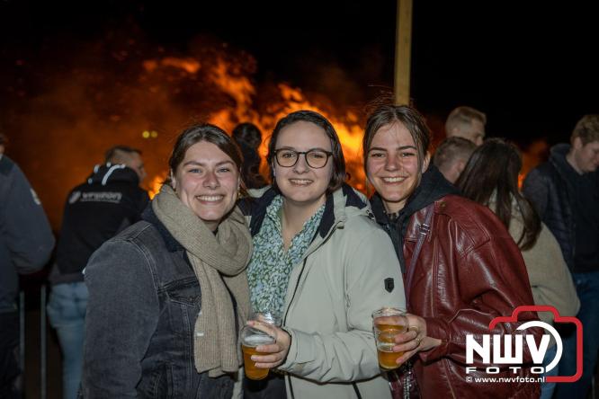 Paasvuur in Oosterwolde GLD trekt veel bezoekers uit de regio  - &copy; NWVFoto.nl