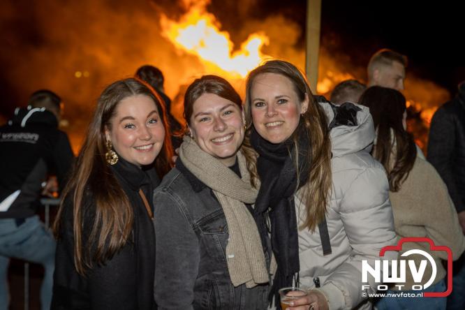 Paasvuur in Oosterwolde GLD trekt veel bezoekers uit de regio  - &copy; NWVFoto.nl