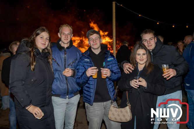 Paasvuur in Oosterwolde GLD trekt veel bezoekers uit de regio  - &copy; NWVFoto.nl