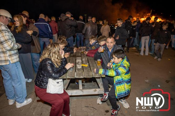Paasvuur in Oosterwolde GLD trekt veel bezoekers uit de regio  - &copy; NWVFoto.nl