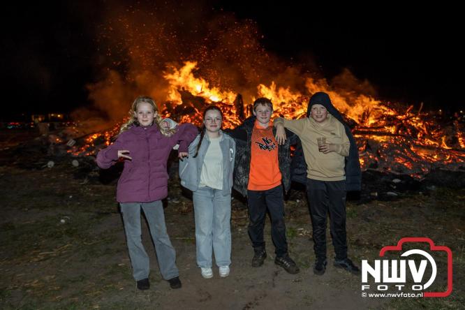 Paasvuur in Oosterwolde GLD trekt veel bezoekers uit de regio  - &copy; NWVFoto.nl