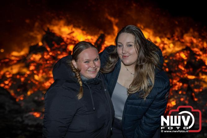 Paasvuur in Oosterwolde GLD trekt veel bezoekers uit de regio  - &copy; NWVFoto.nl