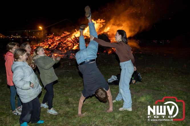 Paasvuur in Oosterwolde GLD trekt veel bezoekers uit de regio  - &copy; NWVFoto.nl