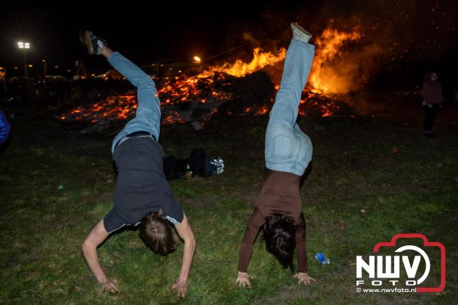 Paasvuur in Oosterwolde GLD trekt veel bezoekers uit de regio  - &copy; NWVFoto.nl
