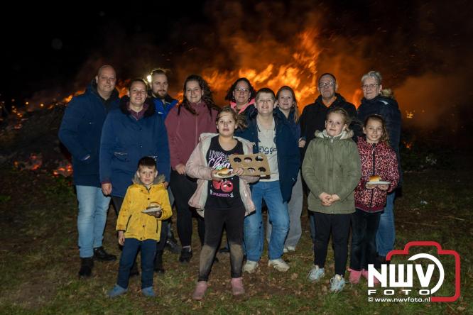 Paasvuur in Oosterwolde GLD trekt veel bezoekers uit de regio  - &copy; NWVFoto.nl