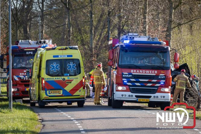Traumahelikopter ingezet na zware crash tegen bomen aan de Paalbeekweg in Epe: bestuurder na uur bevrijd en met spoed naar ziekenhuis. - &copy; NWVFoto.nl