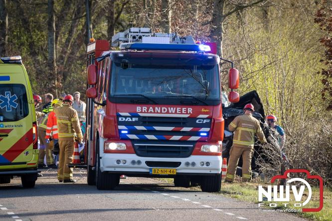 Traumahelikopter ingezet na zware crash tegen bomen aan de Paalbeekweg in Epe: bestuurder na uur bevrijd en met spoed naar ziekenhuis. - &copy; NWVFoto.nl