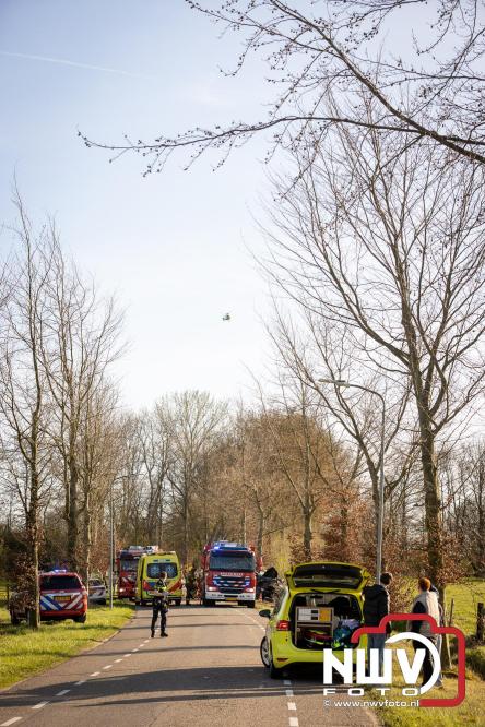 Traumahelikopter ingezet na zware crash tegen bomen aan de Paalbeekweg in Epe: bestuurder na uur bevrijd en met spoed naar ziekenhuis. - &copy; NWVFoto.nl
