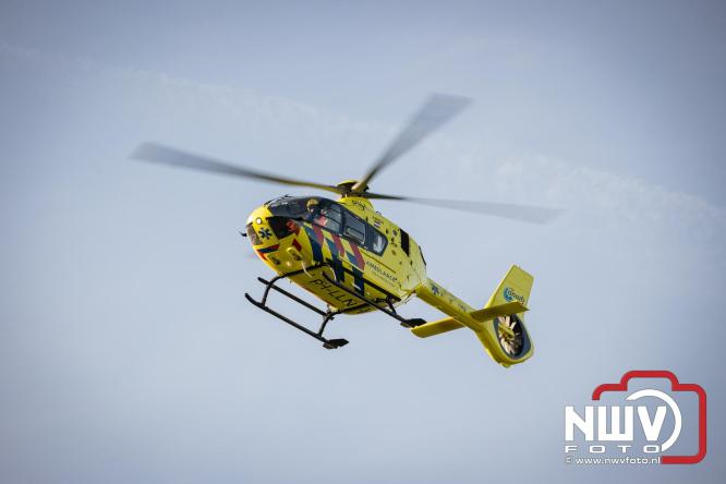 Traumahelikopter ingezet na zware crash tegen bomen aan de Paalbeekweg in Epe: bestuurder na uur bevrijd en met spoed naar ziekenhuis. - &copy; NWVFoto.nl