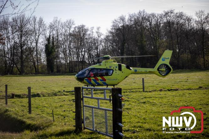 Traumahelikopter ingezet na zware crash tegen bomen aan de Paalbeekweg in Epe: bestuurder na uur bevrijd en met spoed naar ziekenhuis. - &copy; NWVFoto.nl