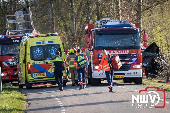 Traumahelikopter ingezet na zware crash tegen bomen aan de Paalbeekweg in Epe: bestuurder na uur bevrijd en met spoed naar ziekenhuis. - &copy; NWVFoto.nl