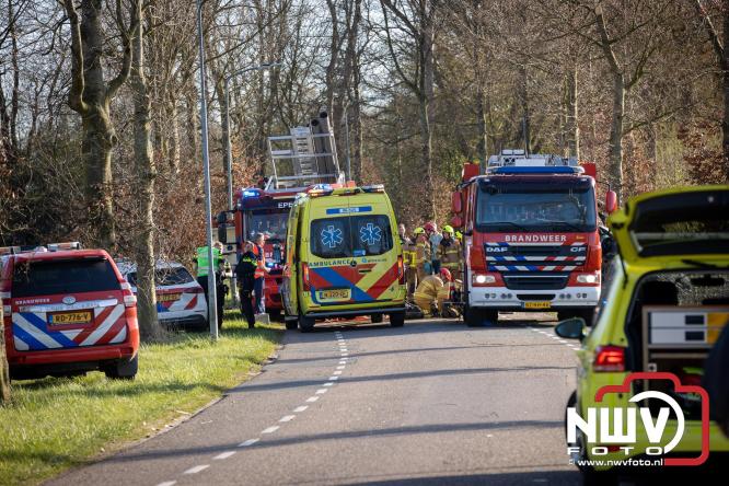 Traumahelikopter ingezet na zware crash tegen bomen aan de Paalbeekweg in Epe: bestuurder na uur bevrijd en met spoed naar ziekenhuis. - &copy; NWVFoto.nl