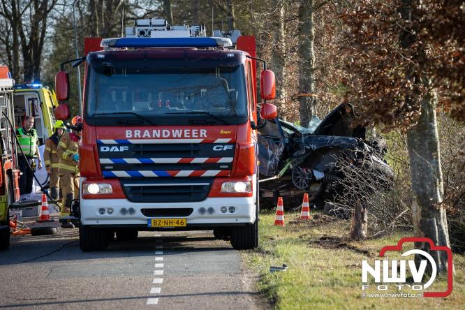 Traumahelikopter ingezet na zware crash tegen bomen aan de Paalbeekweg in Epe: bestuurder na uur bevrijd en met spoed naar ziekenhuis. - &copy; NWVFoto.nl