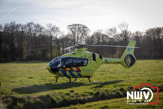 Traumahelikopter ingezet na zware crash tegen bomen aan de Paalbeekweg in Epe: bestuurder na uur bevrijd en met spoed naar ziekenhuis. - &copy; NWVFoto.nl