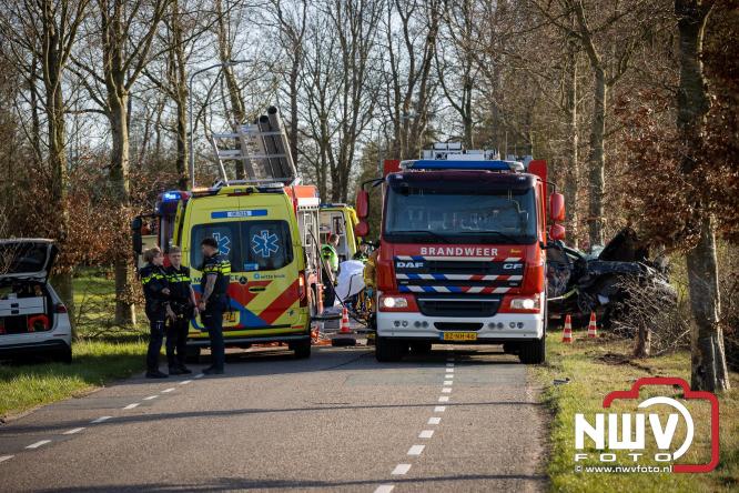 Traumahelikopter ingezet na zware crash tegen bomen aan de Paalbeekweg in Epe: bestuurder na uur bevrijd en met spoed naar ziekenhuis. - &copy; NWVFoto.nl